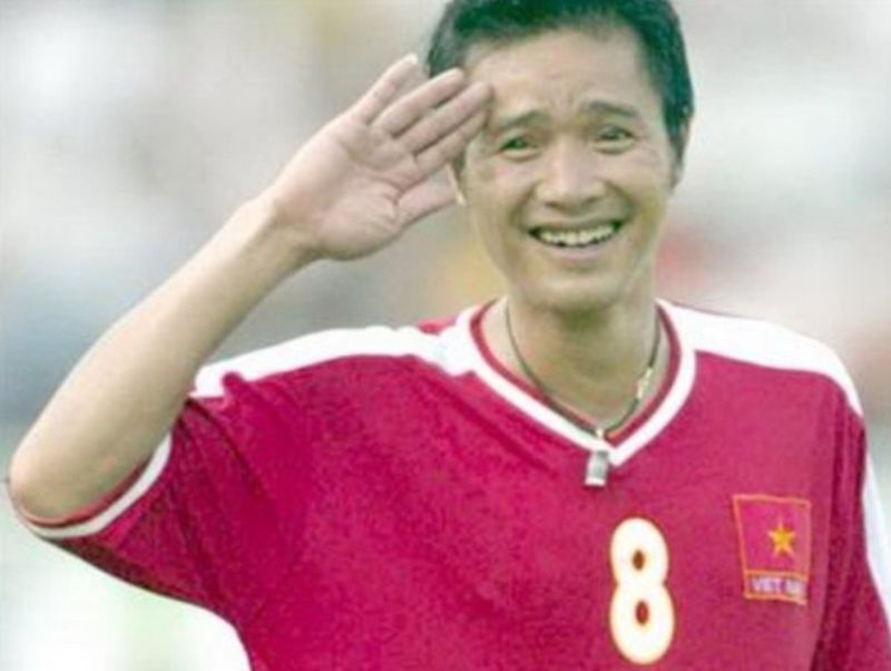 Nguyễn Hồng Sơn là huyền thoại sống của bóng đá Việt Nam với kỹ thuật điêu luyện và sự nghiệp thi đấu rực rỡ